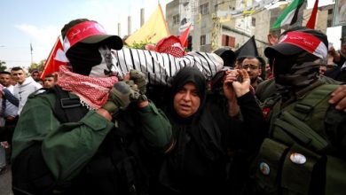 Photo of آلاف الفلسطينيين يشيعون جثمان الشهيد عمر مناع في بيت لحم