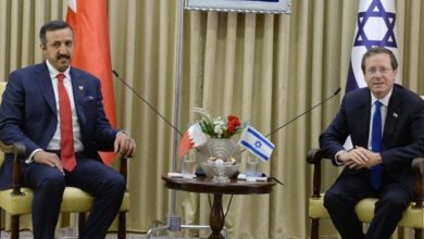 Photo of وسط رفض شعبي بحريني.. هرتسوغ يصل المنامة