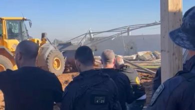 Photo of السلطات الإسرائيلية تهدم مبنى ومعرشات في الطيبة