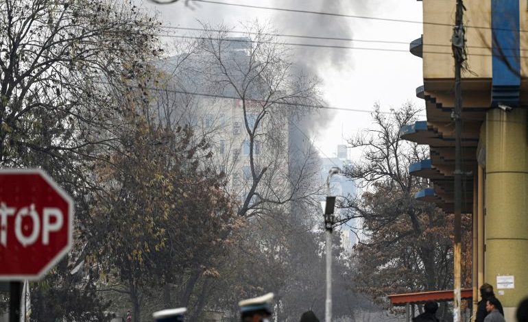 سماع دوي انفجار قوي وإطلاق نار قرب فندق في كابل