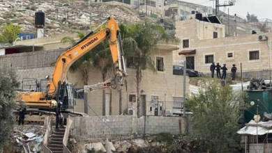 Photo of الاحتلال يهدم منزلاً لعائلة الأسير المقدسي حسام مطر في جبل المكبر