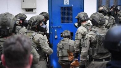 Photo of تفاصيل اعتداء “السجون” الإسرائيلية على 3 أسرى أثناء اعتقالهم