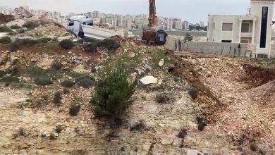 Photo of مستوطن يجرف أراض فلسطينية شمال غرب القدس
