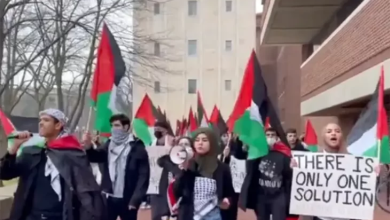 Photo of طلبة جامعة ميشيغان يصرخون في وجه نائبة الرئيس الأمريكي..”فلسطين حرة من النهر إلى البحر.. انتفاضة انتفاضة”