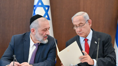 Photo of رغم قرار “العليا” بإلغاء تعيينه.. آرييه درعي يشارك في جلسة الحكومة الإسرائيلية