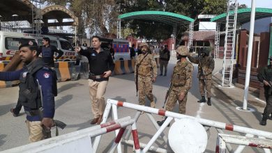 Photo of قتلى وعشرات المصابين بتفجير استهدف مسجدًا في مدينة بيشاور الباكستانية (محدث)