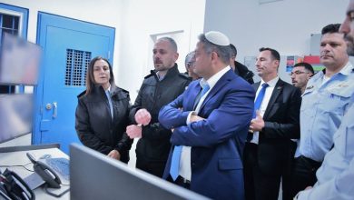 Photo of “إدارة السجون الاسرائيلية” تنقل 40 أسيرًا من عزل “هداريم” إلى عزل “نفحة”