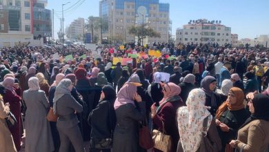 Photo of المعلمون يعتصمون أمام مقر الحكومة برام الله