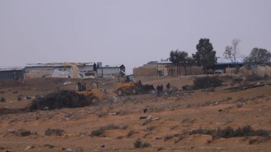 Photo of الآليات الإسرائيلية تهدم عددا من مساكن الأهالي في بير هداج بالنقب