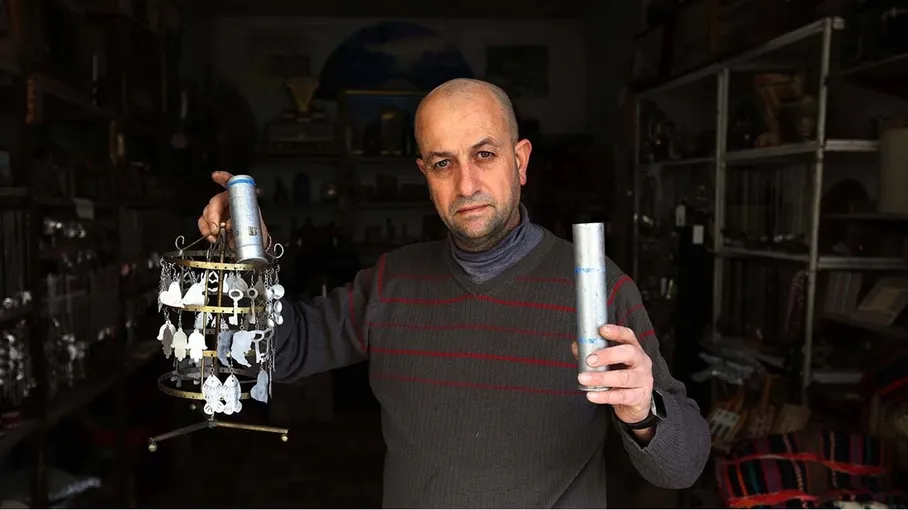 Photo of فلسطيني يحول مخلفات أسلحة الاحتلال إلى قطع فنية