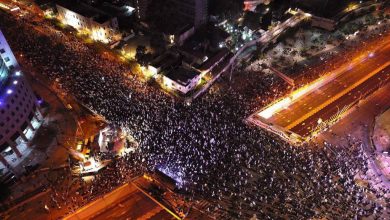 Photo of تجدد الاحتجاجات.. عشرات الآلاف يتظاهرون ويغلقون شارع “أيالون” ضد حكومة نتنياهو