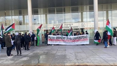 Photo of حارس سفيرة إسرائيل لدى إسبانيا يشهر سلاحه بوجه طلبة مناصرين لفلسطين