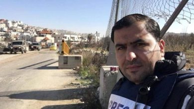Photo of بعد ثمانية أشهر من اعتقاله.. الاحتلال يُمدّد الاعتقال الإداري للصحفي عامر أبو عرفة