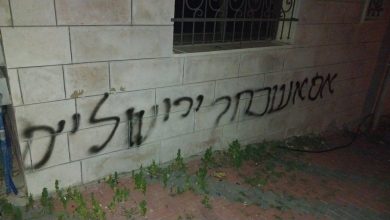 Photo of مستوطنون يعتدون على مركبات ويخطون شعارات عنصرية في سلفيت