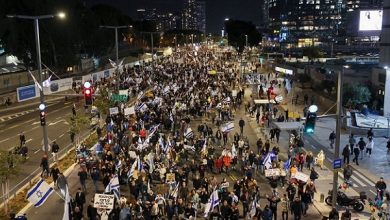 Photo of الآلاف من أنصار اليمين المتطرف يتظاهرون في تل أبيب ويغلقون شوارع رئيسية