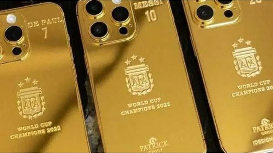 Photo of ميسي يفاجئ لاعبي وطاقم الأرجنتين بهواتف “آيفون ذهبية”