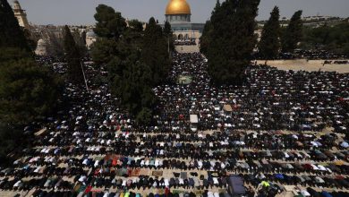 Photo of رغم التقييدات.. 100 ألف مصلّ يقيمون الجمعة الأولى من رمضان في “الأقصى”