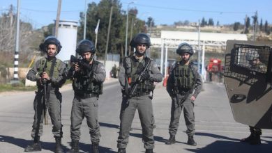 Photo of الاحتلال يحتجز 10 شبان على حاجز عسكري غرب نابلس