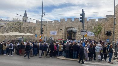 Photo of القدس المحتلة: قوات الاحتلال تعرقل وصول المحتفلين بسبت النور إلى كنيسة القيامة وتعدي عليهم