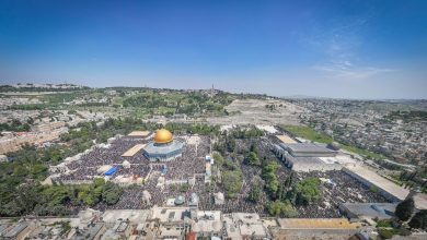 Photo of رغم قيود الاحتلال.. ربع مليون فلسطيني يصلّون الجمعة الأخيرة من رمضان في الأقصى