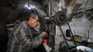 Photo of الإسكافي حمدان.. نصف قرن بإصلاح الأحذية في غزة