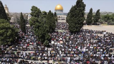 Photo of 130 ألف فلسطيني يصلون الجمعة الثالثة من رمضان بالأقصى