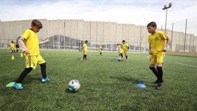 Photo of لعب تحت الخطر.. فلسطينيون “يركلون” جدار الفصل الإسرائيلي