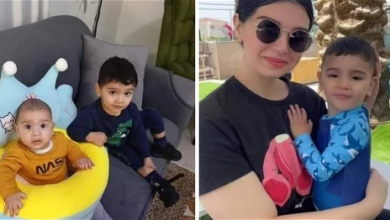 Photo of الطيبة: جماهير غفيرة في جنازة ضحايا جريمة الطعن براءة مصاروة وطفليها آدم وأمير