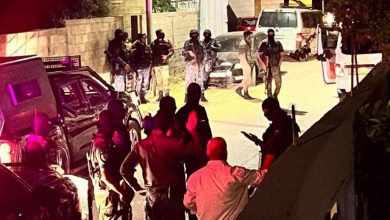 Photo of أجهزة السلطة تقتحم منزل مصعب اشتية وتعتدي بالضرب على أفراد عائلته