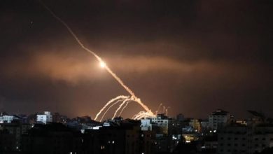 Photo of قناة عبرية تزعم سقوط 3 صواريخ في كيبوتس “كفار سعد” بغلاف غزة