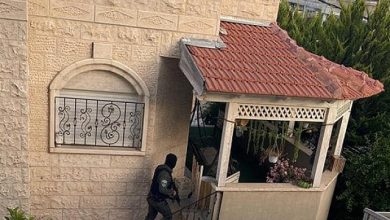 Photo of قوات كبيرة من الشرطة والشاباك تشنّ حملة اعتقالات في قرية صندلة