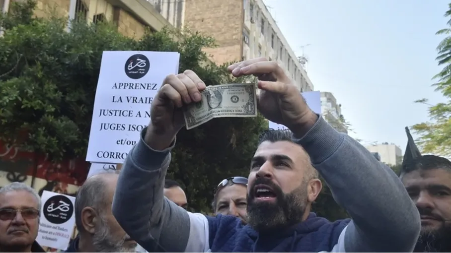 Photo of تقرير: اقتصاد لبنان يتحول للدولار ومخاوف من تحول البلاد إلى ملاذ لغسيل الأموال