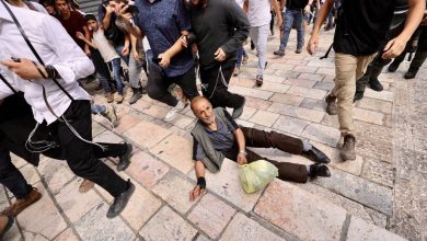Photo of القدس المحتلة: بحماية الشرطة.. المستوطنون ينفلتون في البلدة القديمة ويعتدون على الفلسطينيين