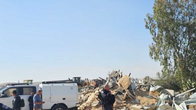 Photo of السلطات الإسرائيلية تهدم 5 منازل لعائلة الغول في عرعرة النقب