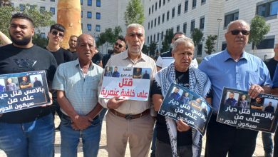 Photo of استمرار التظاهر أمام المحكمة إسنادا لعائلة الشهيد عمري خلال جلسات محكمة القاتل
