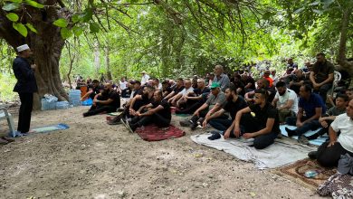 Photo of العشرات يؤدون صلاة الجمعة قرب مسجد اللّجون المهجرة