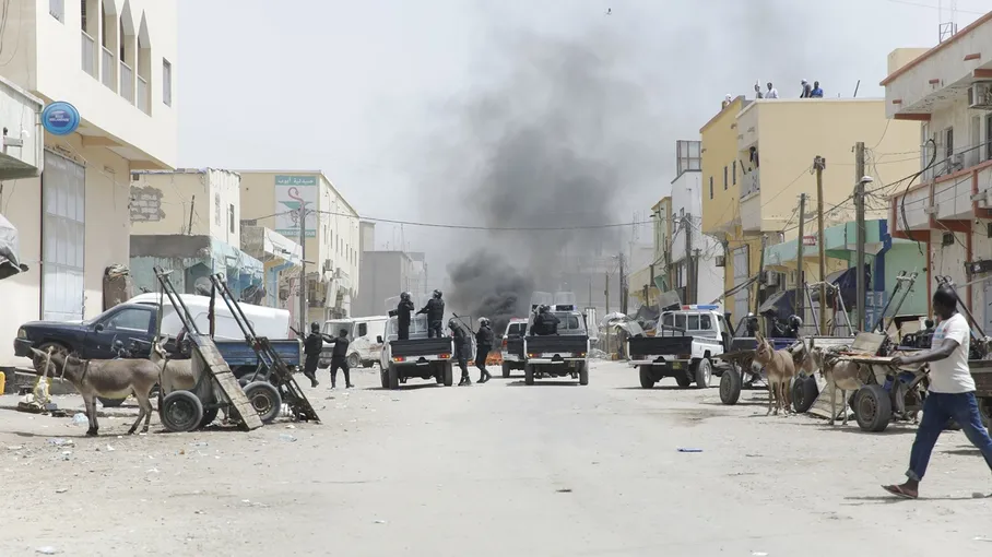 Photo of احتجاجات وشغب عقب وفاة موقوف بمركز للشرطة في موريتانيا