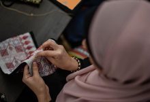 Photo of “إبرة وصنارة”.. مشروع نسائي بغزة يحيي مخلفات الأقمشة والجلود