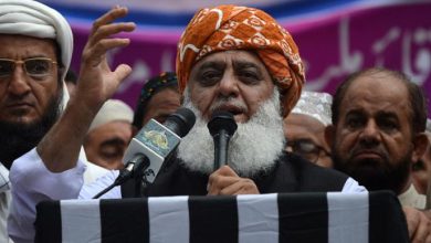 Photo of عشرات القتلى في انفجار قنبلة وسط تجمع سياسي في باكستان