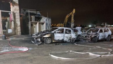 Photo of مستوطنون يحرقون سيارات ويخطون كتابات عنصرية قرب القدس