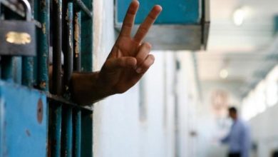 Photo of ثلاثة أسرى إداريين يعلّقون إضرابهم عن الطعام