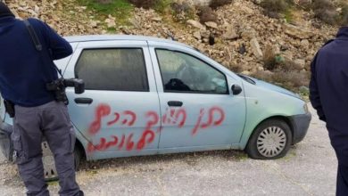 Photo of مستوطنون يحرقون مركبة ويخطون عبارات عنصرية بقرية المغير