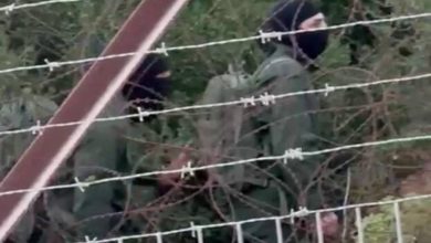 Photo of عناصر من حزب الله يتجولون على الحدود اللبنانية الفلسطينية