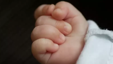 Photo of خطأ قد يسبب الموت المفاجئ.. لا ترتكبه عند وضع طفلك بالسرير