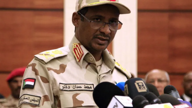 Photo of حميدتي يشكل لجنة للتوصل إلى “حل سياسي شامل”.. وتجدد الاشتباكات في الخرطوم