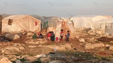 Photo of تفاقم معاناة رضع النازحين في إدلب: حرارة لا تطاق وحشرات في خيام مهترئة