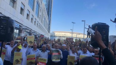 Photo of تنديدا بإحراق سويدي للمصحف الشريف: المئات يتظاهرون أمام السفارة السويدية في تل أبيب انتصارا لكتاب الله