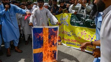 Photo of داسوا علم السويد وأحرقوه.. مظاهرات في باكستان تحت شعار “يوم القرآن الكريم”