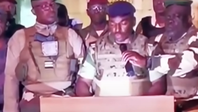 Photo of احتفال في الغابون بعد إطاحة العسكر بالرئيس