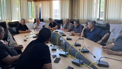 Photo of في أعقاب مقتل عبد الرحمن قشوع: بلدية الطيرة تغلق أبوابها وتوقف التعامل مع الشرطة